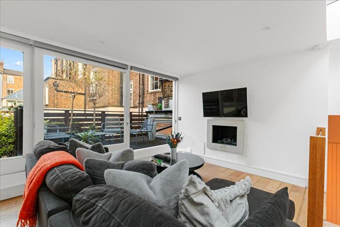 2 Bedroom Flat To Rent In Holland Park Avenue, London, W11