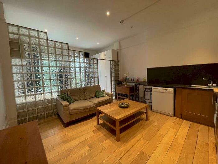 Flat To Rent In Stanhope Road, Highgate, N6