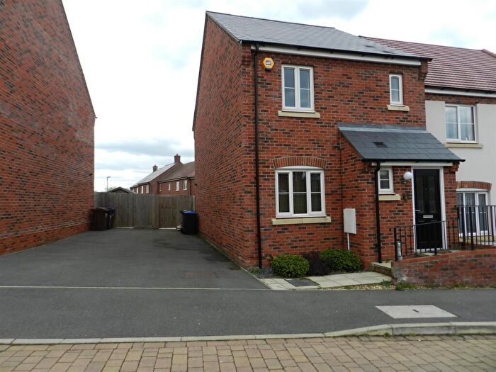 3 Bedroom House To Rent In Middlemore, NN11