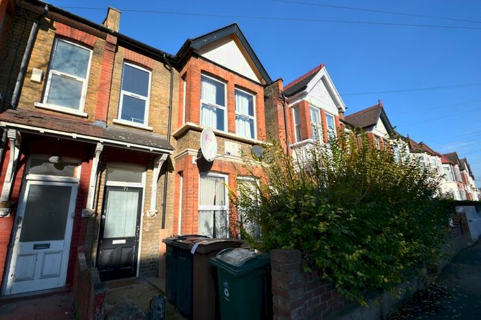 3 Bedroom Flat To Rent In Abbotts Park Road, London, E10