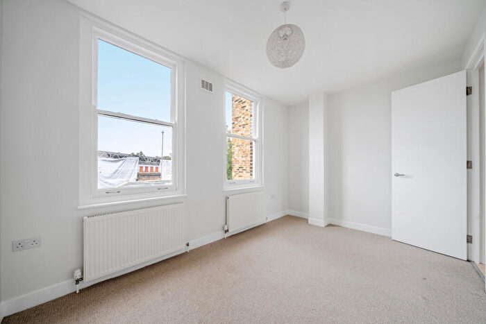 1 Bedroom Apartment For Sale In Vestry Road, London, SE5