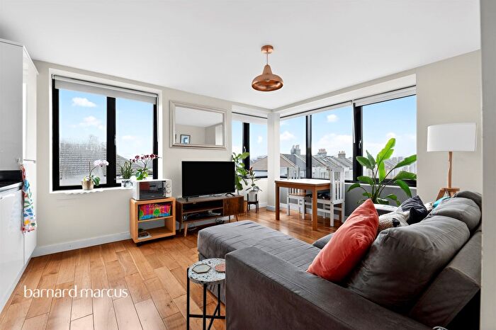 2 Bedroom Flat For Sale In Gatton Road, London, SW17