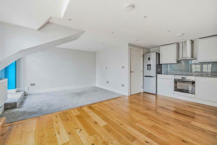 2 Bedroom Apartment To Rent In Syresham Gardens, Haywards Heath, RH16