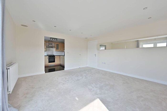 2 Bedroom Flat To Rent In Mayfair Court, Watford, WD18