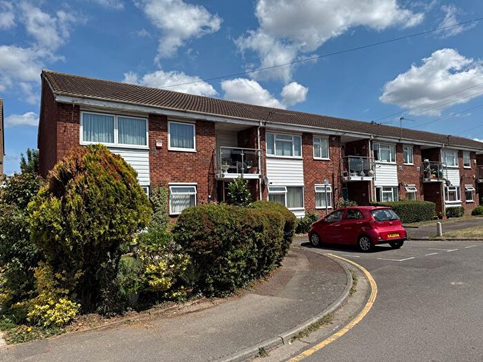 2 Bedroom Flat For Sale In Mendip Close, Harlington, Hayes, UB3