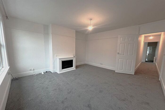1 Bedroom Flat To Rent In Queen Street, Horsham, West Sussex, RH13