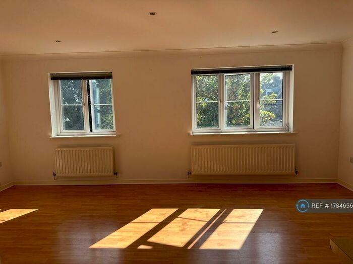 2 Bedroom Flat To Rent In Cranmer Court, Upminster, RM14