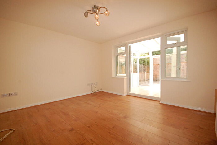 2 Bedroom Cottage To Rent In Pine Close, Southgate, N14