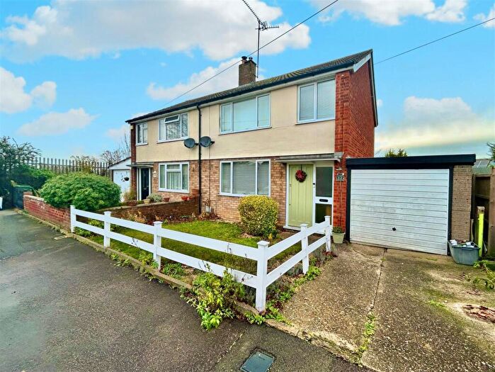 3 Bedroom House To Rent In Atholl Close, Luton, LU3