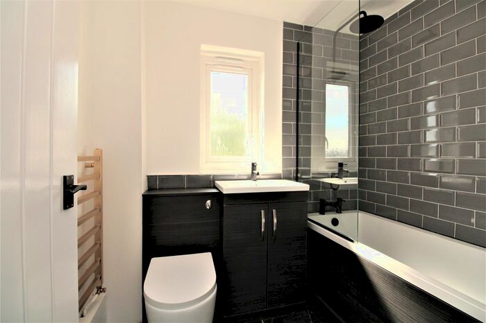 2 Bedroom Flat To Rent In Burnt Ash Hill, Lee, SE12