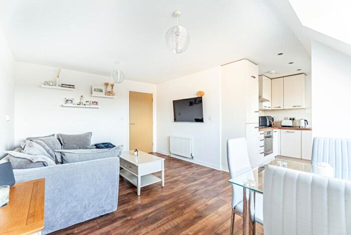 2 Bedroom Apartment For Sale In Avian Avenue, Curo Park, St. Albans, Hertfordshire, AL2