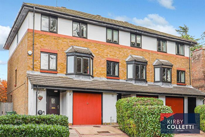 4 Bedroom Town House For Sale In The Knowle, Hoddesdon, EN11