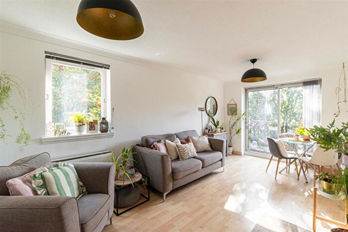 2 Bedroom Apartment To Rent In Deneside Court, Sandyford, Newcastle Upon Tyne, NE2