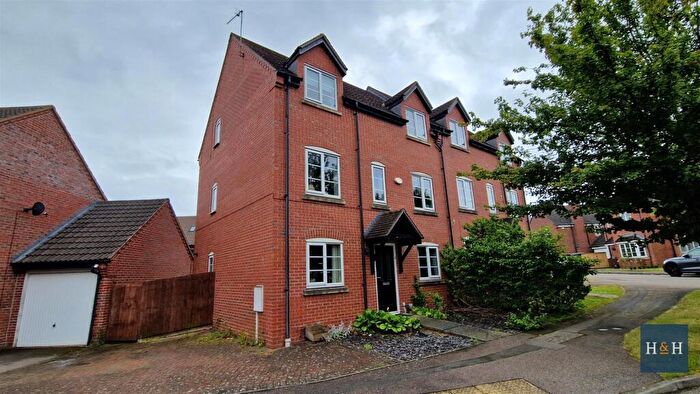 4 Bedroom House To Rent In Harefield, Grange Park -, NN4