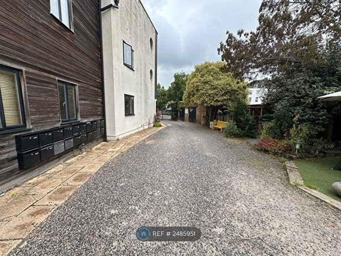 2 Bedroom Flat To Rent In Old Station Way, London, SW4