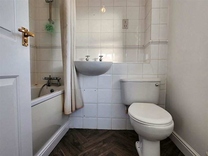 3 Bedroom Detached House For Sale In George Lovell Drive, Enfield Island Village, EN3