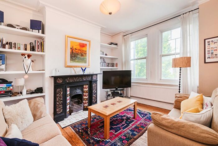 3 Bedroom Maisonette For Sale In Silverthorne Road, Battersea, SW8