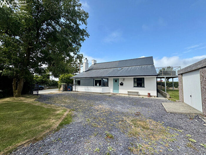 4 Bedroom Bungalow For Sale In Gorad Road, Valley, Anglesey, LL65