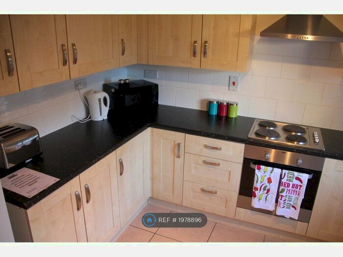6 Bedroom Semi-Detached House To Rent In Salford Gardens, Nottingham, NG3
