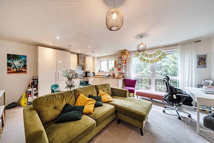 2 Bedroom Flat For Sale In Ash Way, Woodford Green, London, IG8