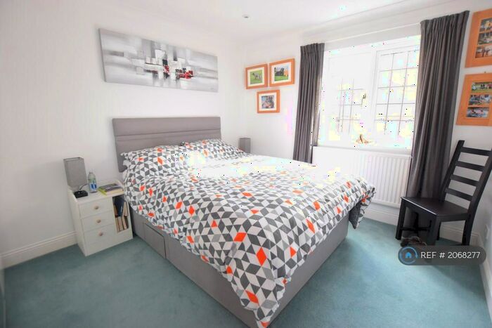 2 Bedroom Flat To Rent In Fircroft, Fleet, GU51