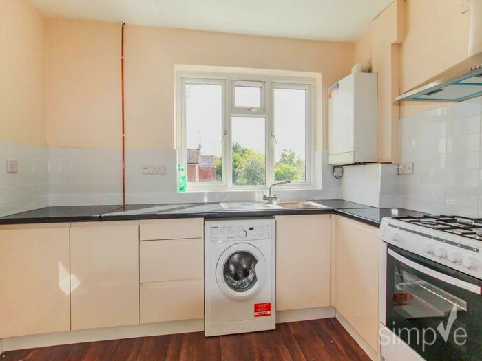 2 Bedroom Flat To Rent In Wood End, Hayes, Middlesex UB3