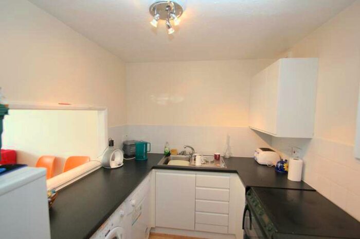 2 Bedroom Flat To Rent In Woking, GU21