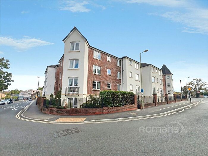 2 Bedroom Flat For Sale In Windsor Way, Aldershot, Hampshire, GU11