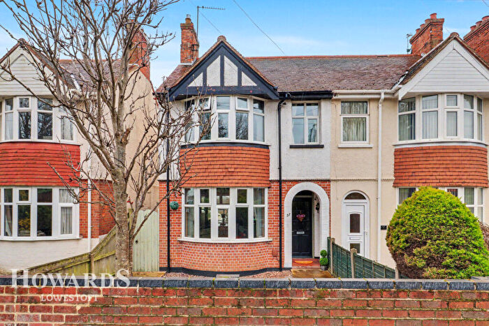 3 Bedroom Semi Detached House For Sale In Oulton Road, Lowestoft, NR32