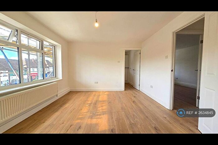 2 Bedroom Flat To Rent In Station Road, Cuffley, Potters Bar, EN6