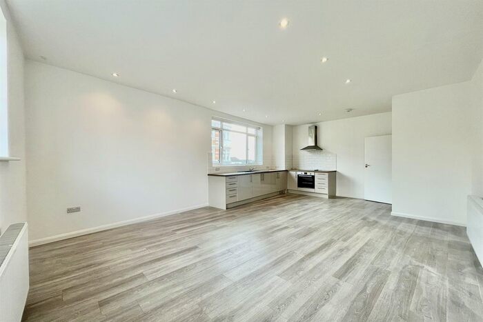 2 Bedroom Flat To Rent In Broadway, Leigh On Sea, SS9