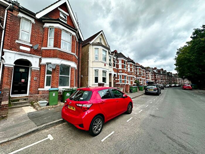 2 Bedroom Flat To Rent In Silverdale Road, Southampton, Hampshire, SO15