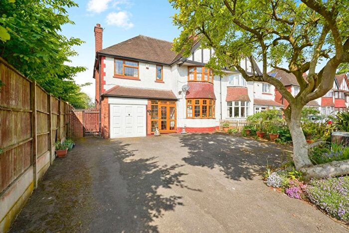 4 Bedroom Semi-detached House For Sale In Bescot Road, Walsall, West Midlands, WS2
