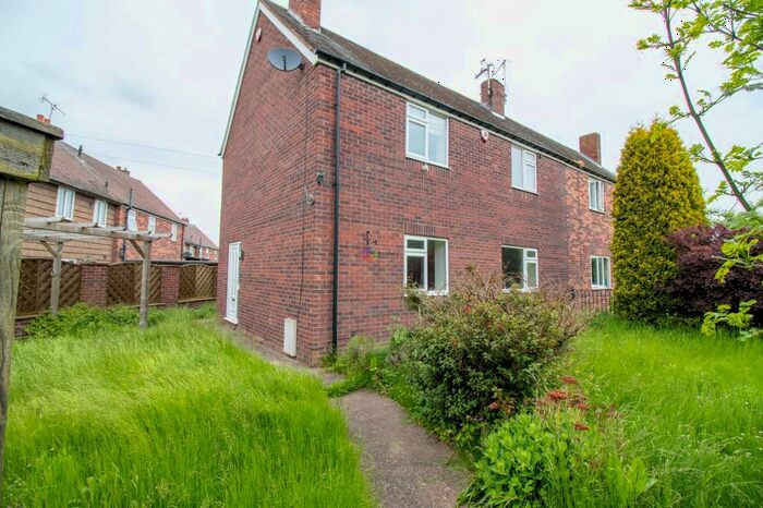 3 Bedroom Semi-Detached House For Sale In De Warren Place, Harthill, S26