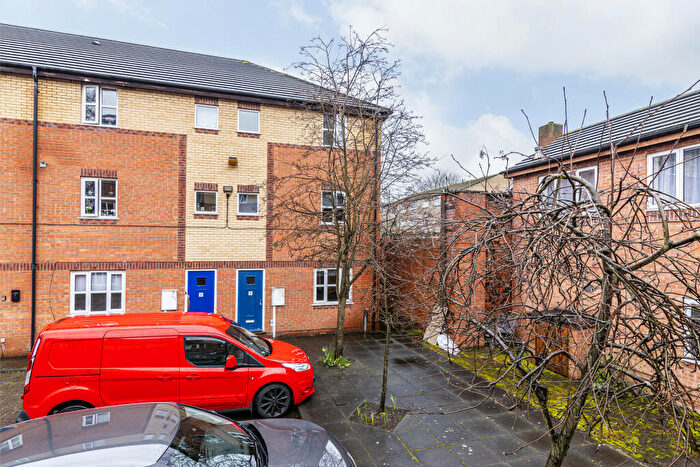 6 Bedroom Terraced House To Rent In Bedroom Student House- Denison Court, NG7