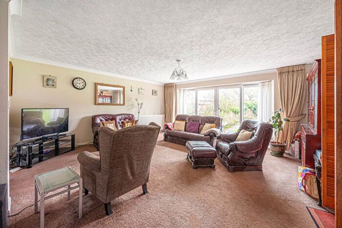 3 Bedroom Detached House For Sale In Tintern Gardens, Southgate, London, N14