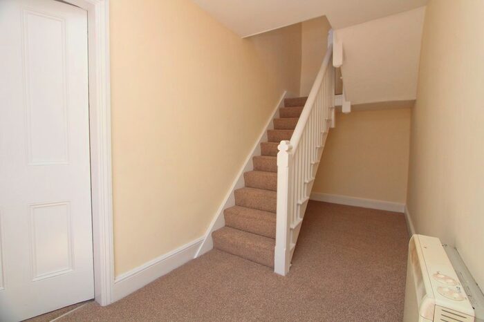 2 Bedroom Flat To Rent In Chapel Street, Petersfield, Hampshire, GU32
