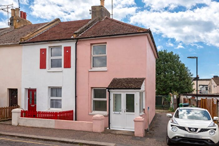 2 Bedroom End Of Terrace House For Sale In Cross Street, Worthing, BN11