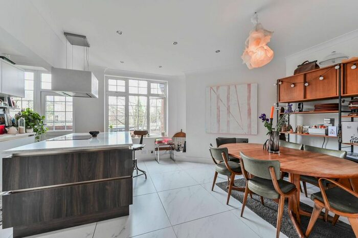 3 Bedroom Flat To Rent In Southwood Lane, Highgate, London, N6