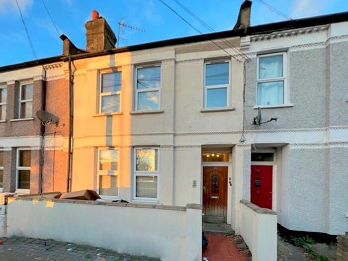 2 Bedroom Flat To Rent In Coverton Road, Tooting, London, SW17