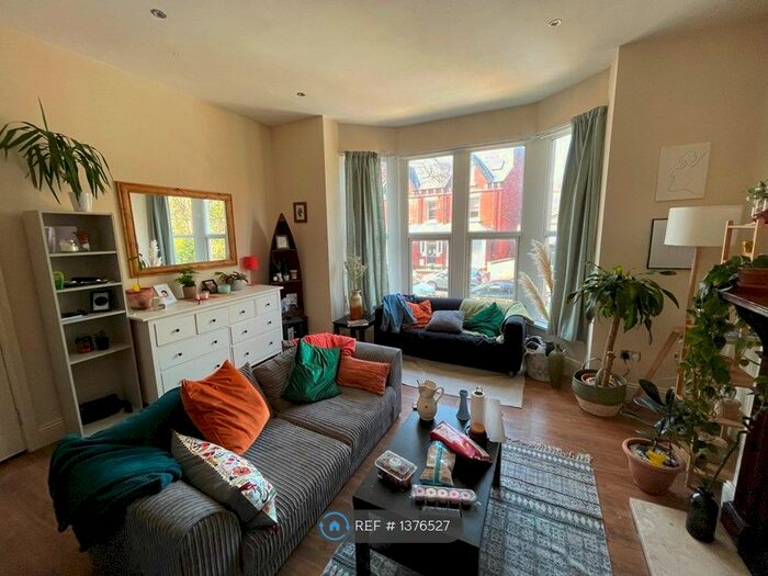 2 Bedroom Flat To Rent In Oakwood Avenue, Leeds, LS8