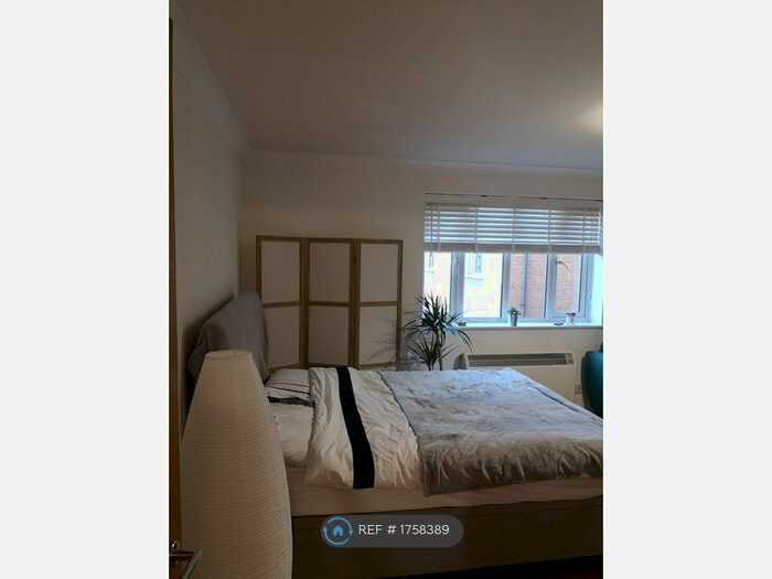 Studio To Rent In Ireton Close, London, N10