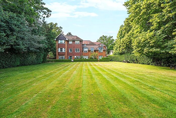 2 Bedroom Flat To Rent In Old Woking Road, West Byfleet, KT14