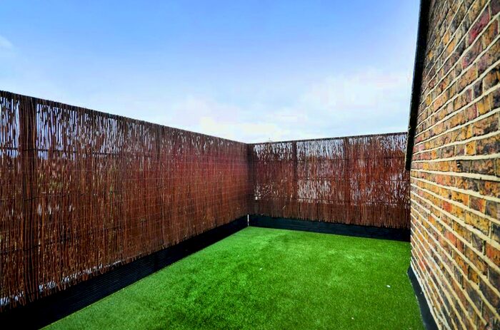 2 Bedroom Flat To Rent In Alfred Road, Poet's Corner, London W3