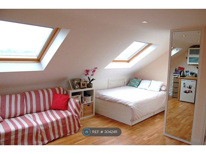 Studio To Rent In Swaby Road, London, SW18