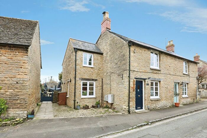 3 Bedroom Semi Detached House For Sale In Church View, Bampton, OX18