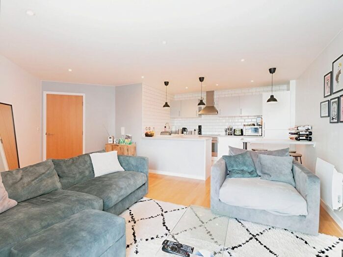 2 Bedroom Flat To Rent In Gateway South, Marsh Lane, Leeds, LS9