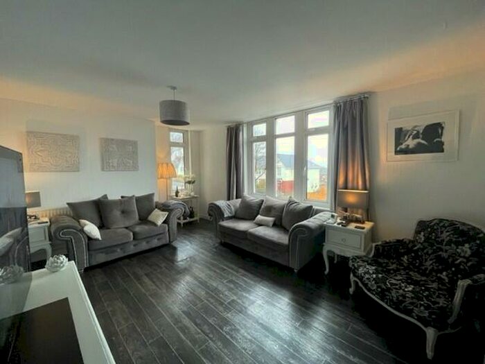 3 Bedroom Apartment To Rent In Jenner Road, Barry, CF62