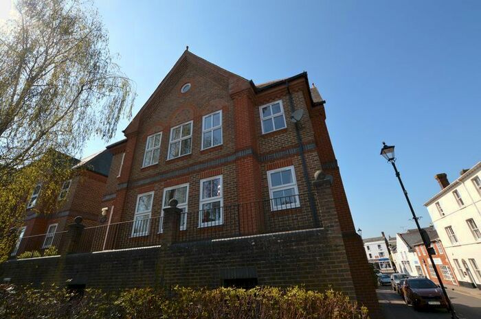 2 Bedroom Flat To Rent In Draymans Way, Alton, GU34