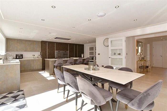 5 Bedroom Detached House For Sale In Fordwich Drive, Rochester, Kent, ME2